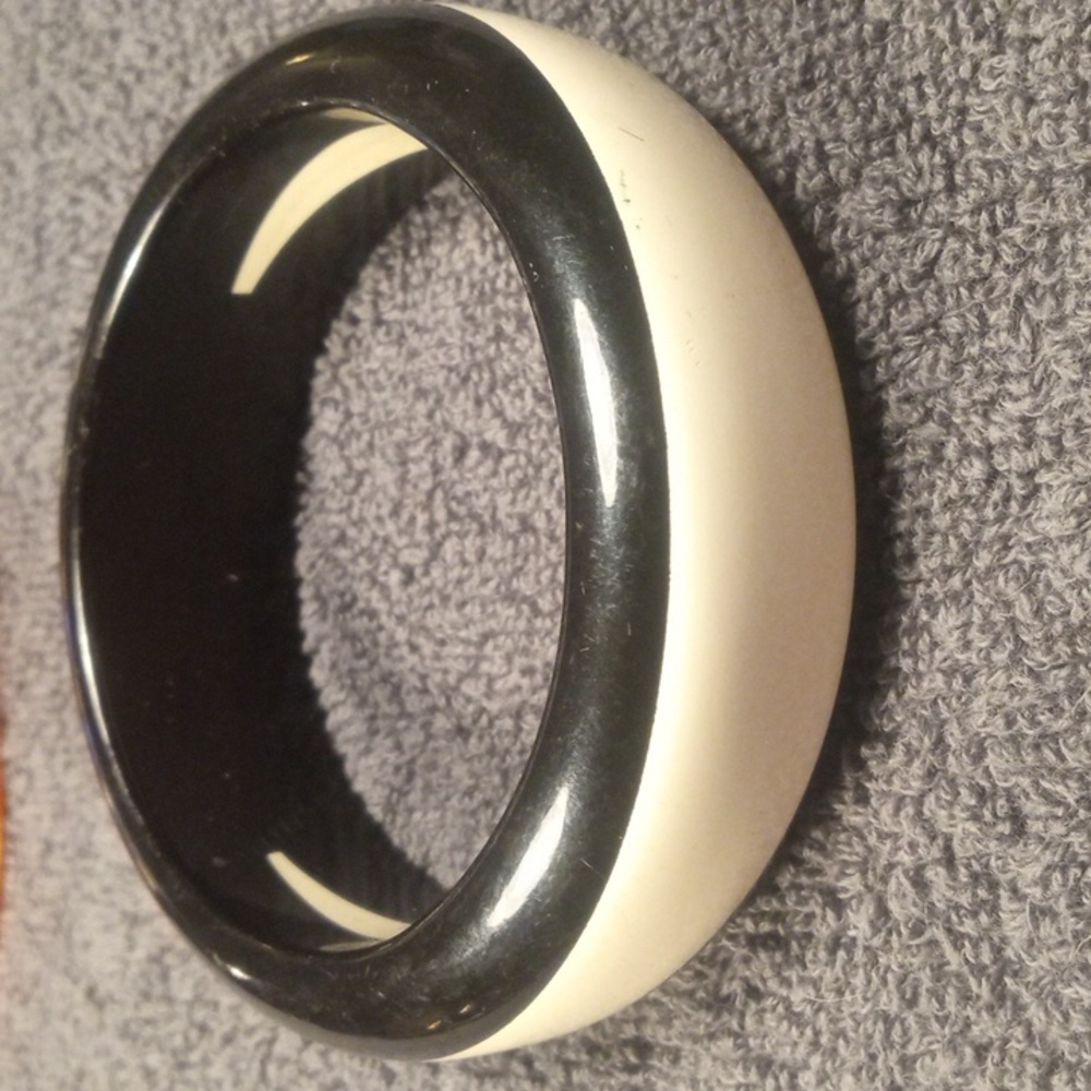 Lovingly worn Vintage,    One inch wide Black and White acrylic bangle/bracelet.